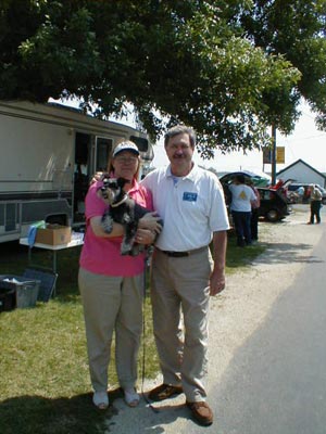 Vicky AE9YL and Carl K9LA, visit the fleamarket