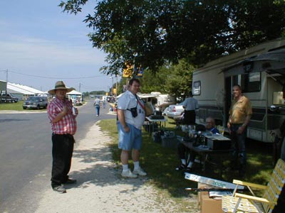 Centered in this photo, is Ralph K9ZO out in the fleamarket