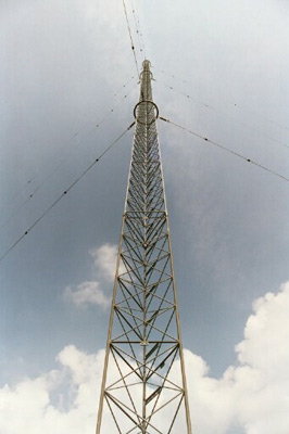 The WB9Z tower reaches to the sky, awaiting installation of the antennas